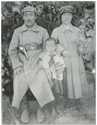 1229-2 1929년 재혼한 아내 이인복과 함께, 62살의 홍범도. 임경석 제공.jpg
