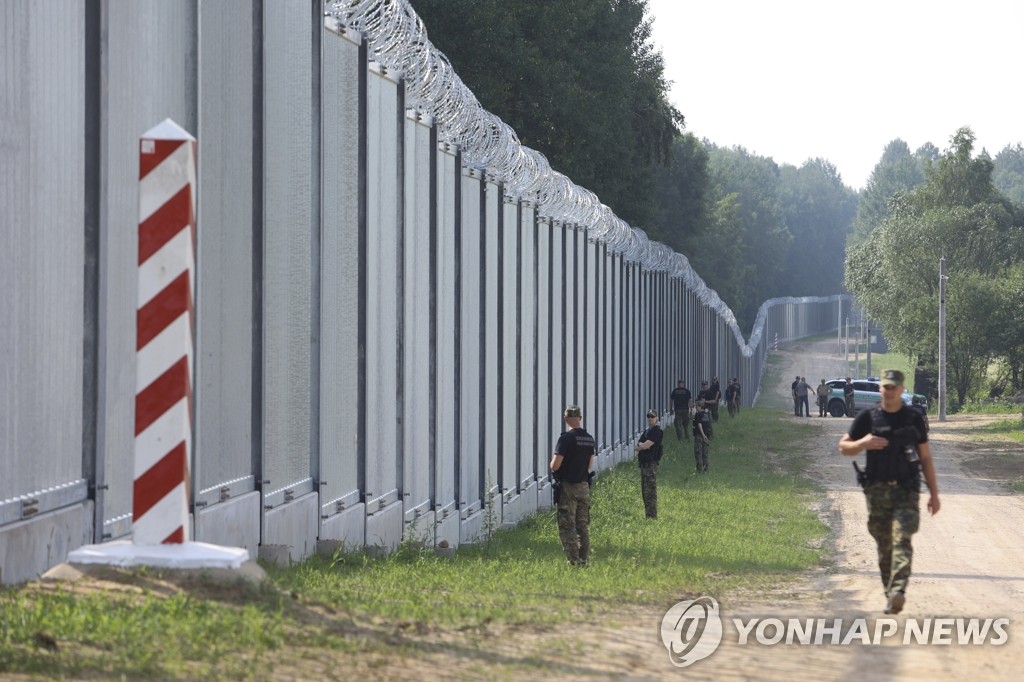 폴란드가 벨라루스 국경에 설치한 난민 장벽
